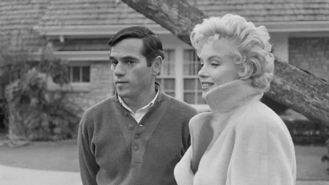 Milton Greene y Marilyn Monroe delante de la casa de la actriz