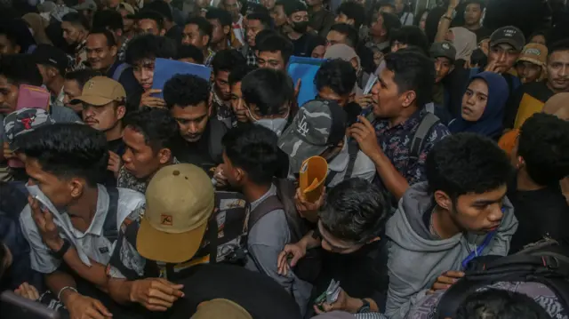 Pencari kerja berdesakan untuk melakukan registrasi pada Job Fair di Hotel Bela Ternate, Maluku Utara, Selasa (20/5/2025).