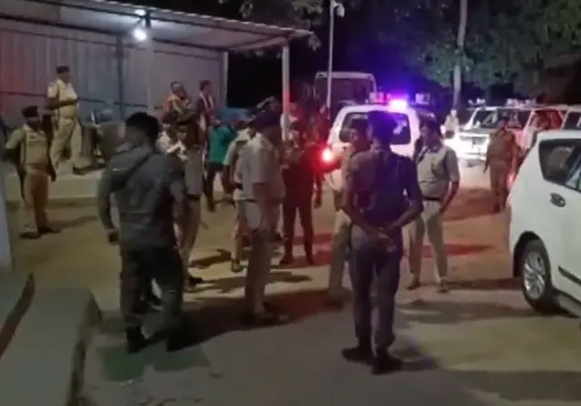 গ্রামে উপস্থিত বিশাল পুলিশ বাহিনী।