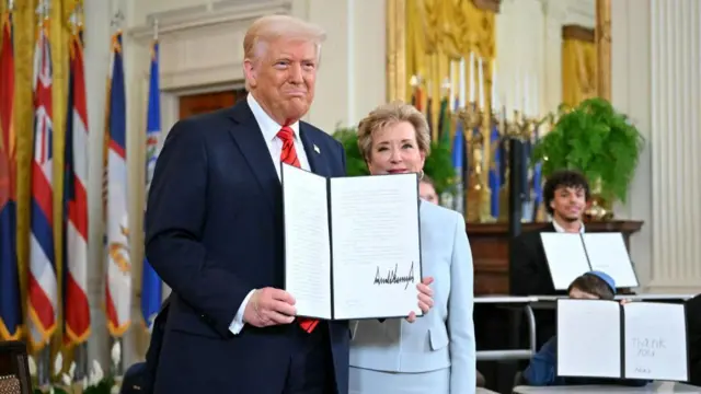 ထရမ့် နဲ့ ပညာရေးဝန်ကြီး လင်ဒါ မက်မဟုန်