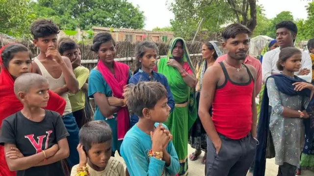 બહરાઇચ જિલ્લાના એક ગામડાના લોકોની તસવીર