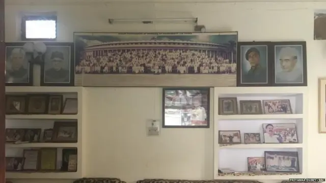 আনসারি পরিবারের বৈঠকখানা - মুখতার আনসারির সঙ্গে রাখা আছে পরিবারের বিখ্যাত সদস্যদের ছবিও