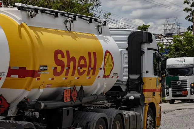 Un camión de la Shell recorriendo una calle de Sao Paulo (Brasil), en febrero de 2026