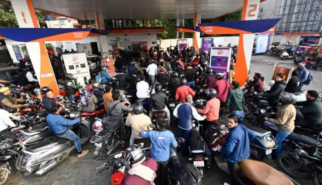 పెట్రోలు బంకుల వద్ద రద్దీ