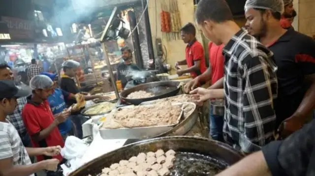  शहरात जवळजवळ तीन हजार रेस्तरॉ पारंपरिक पद्धतीने पदार्थ तयार करतात.