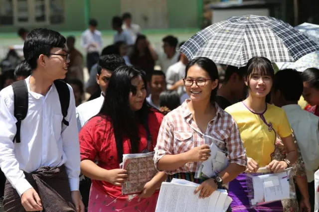 တက္ကသိုလ်ဝင်တန်းစာမေးပွဲကို အပြင်ဖြေ ဖြေခဲ့ကြတဲ့ ‌ကျောင်းသား/သူတချို့ (ပုံဟောင်း)