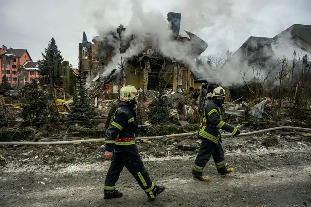 Bomberos trabajan en el lugar de los edificios residenciales dañados por ataques con drones y misiles rusos durante un ataque masivo contra la infraestructura crítica de Ucrania en Kyiv, Ucrania, el 22 de febrero de 2026.