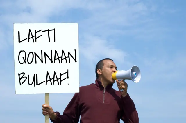 Barataa barreeffama 'Lafti Qonnaan Bulaaf' jedhu baatee mormii gaggeessu