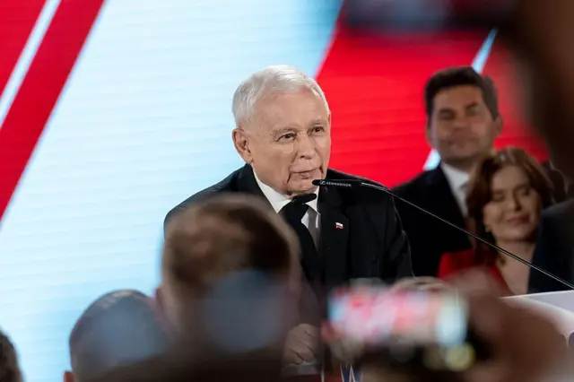 Ярослав Качиньский, лидер партии “Право и справедливость”, обращается к своим сторонникам после второго тура президентских выборов в Польше