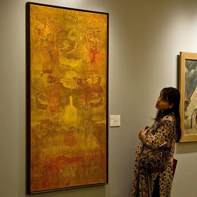 7 A visitor looks at an untitled painting (L) by Vasudeo S. Gaitonde during a media preview ahead of Christie's first auction in India, in New Delhi on 6 December 2013 GettyImages-453901911