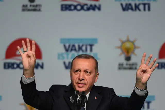 Erdoğan, 2013 sonrasında Rabia işaretini yapmaya başladı. 