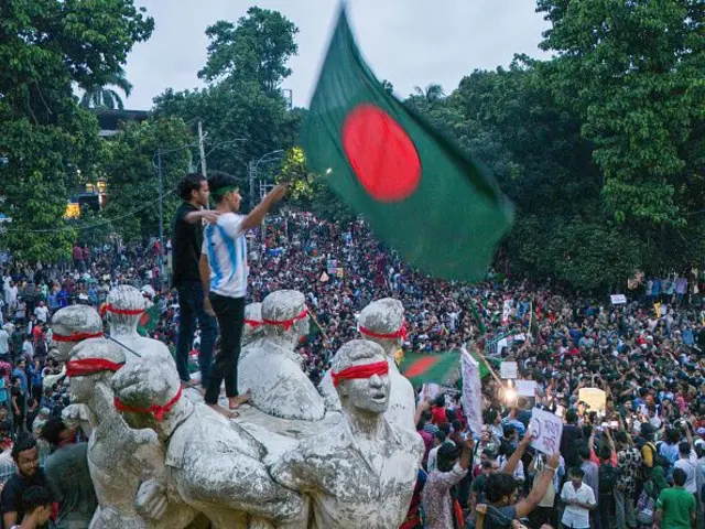 ඉල්ලා අස්වූ අගමැතිනිය බංගලාදේශයේ ඩකා අගනුවර සිට හෙලිකොප්ටරයකින් සිය සහෝදරිය සමඟ ඉන්දියාව බලා පිටත්ව ගිය බව වාර්තා වේ.  බීබීසී බංගලා වාර්තා කළේ, හසීනා ඉන්දියාවේ අගර්තාලා නගරය බලා යන බව ය.