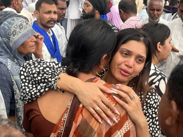 સમઢિયાળા ગામે કલ્પાંત કરતાં મૃતકોના પરિવારજનો