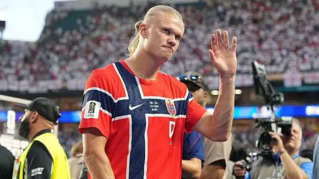مهاجم النرويج إيرلينغ هالاند (9) يلوّح للجماهير بعد مغادرته أرض الملعب، عقب مباراة الدور ربع النهائي من كأس العالم لكرة القدم بين النرويج وإنجلترا، يوم السبت 11 يوليو/تموز 2026، في استاد ميامي بمدينة ميامي غاردنز.
