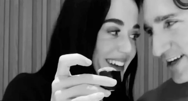 Katy Perry ve Justin Trudeau suşi yiyorlar.