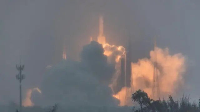 یک موشک حملکننده Y۸ Long March-۵ حامل کاوشگر ماه Chang'e-۶ از مرکز پرتاب فضایی Wenchang در ۳ می ۲۰۲۴ پرتاب میشود