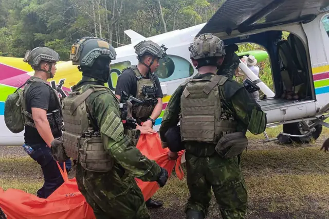 Anggota Satgas Koops TNI Habema Kogabwilhan III mengevakuasi jenazah guru korban serangan kelompok kriminal bersenjata (KKB) di Distrik Anggruk, Kabupaten Yahukimo, Papua Pegunungan, Minggu (23/3/2025). Satgas Koops TNI Habema Kogabwilhan III berhasil mengevakuasi tenaga pengajar dan tenaga kesehatan pasca serangan OPM di Distrik Anggruk, Kabupaten Yahukimo, Papua Pegunungan pada Jumat 21 Maret 2025 yang mengakibatkan satu orang meninggal dunia, enam orang luka-luka, serta rusaknya fasilitas pendidikan.