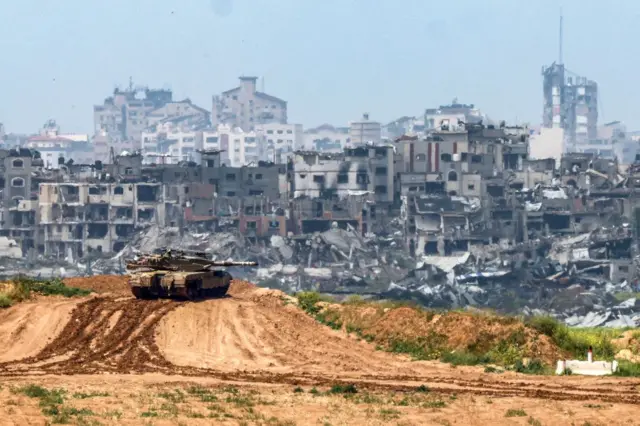 Esta foto mostra um tanque de guerra do exército israelense posicionado ao longo da fronteira com o território palestino em 19 de março de 2024