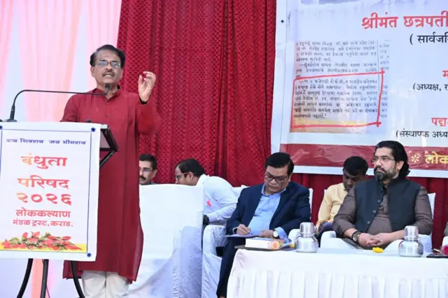 2 जानेवारी 2026 रोजी बंधुता परिषदेला उपस्थित सार्वजनिक बांधकाम मंत्री शिवेंद्रसिंहराजे भोसले, राष्ट्रीय अनुसूचित जाती आयोगाचे अध्यक्ष किशोर मकवाना, दलित इंडियन चेंबर ऑफ कॉमर्स अँड इंडस्ट्रीचे (डिक्की) संस्थापक अध्यक्ष डॉ. मिलिंद कांबळे, आमदार अतुल भोसले