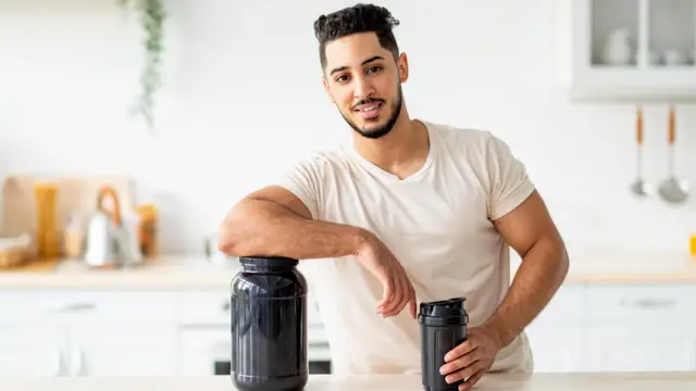 प्रोटिन पावडर खाणं आरोग्यासाठी चांगलं की वाईट?