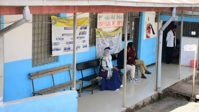 ጤና ጣቢያ አገልግሎት ለማግኘት የተቀመጡ ሠዎች