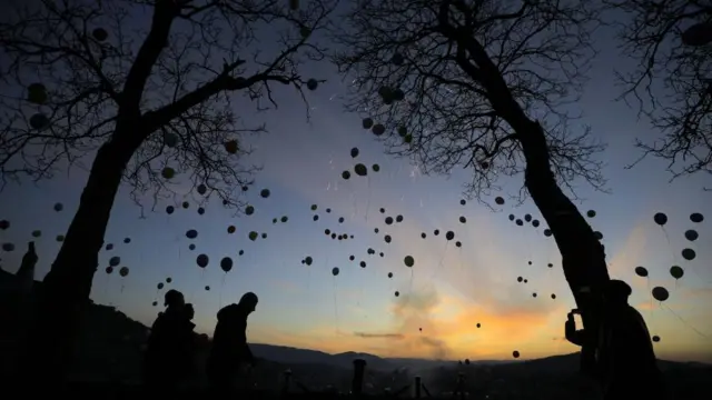 Meriam Ramadan pertama ditembakkan sebagai pertanda bulan suci Islam di Sarajevo, Bosnia dan Herzegovina, Rabu (22/03).