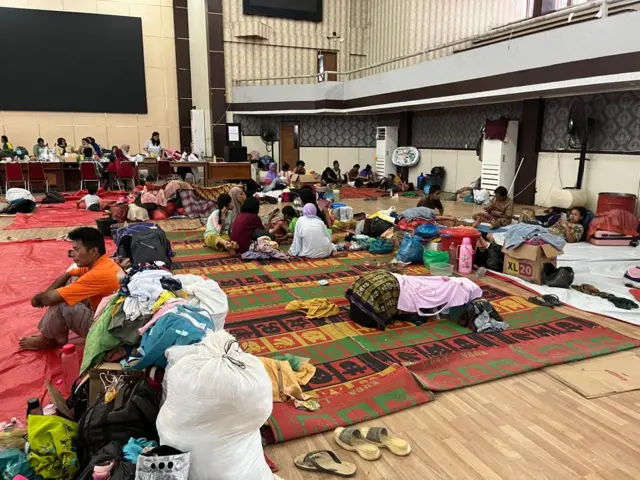 GOR Pandan dijadikan lokasi pengungsian korban banjir di Tapanuli Tengah, Sabtu (06/12).