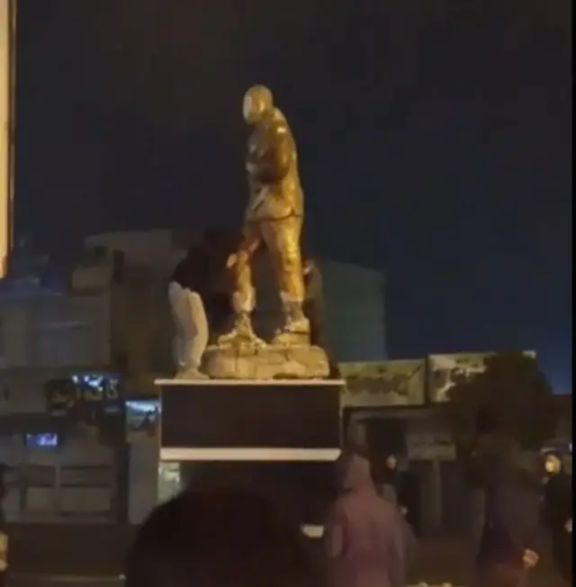 ইরানের বিপ্লবী গার্ড বাহিনীর সাবেক কমান্ডার কাশেম সোলায়মানির একটি ভাস্কর্য ভেঙে ফেলে বিক্ষোভকারীরা