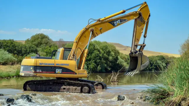 Arama çalışmaları kapsamında çevredeki su kanalı ve dereler de aranıyor.