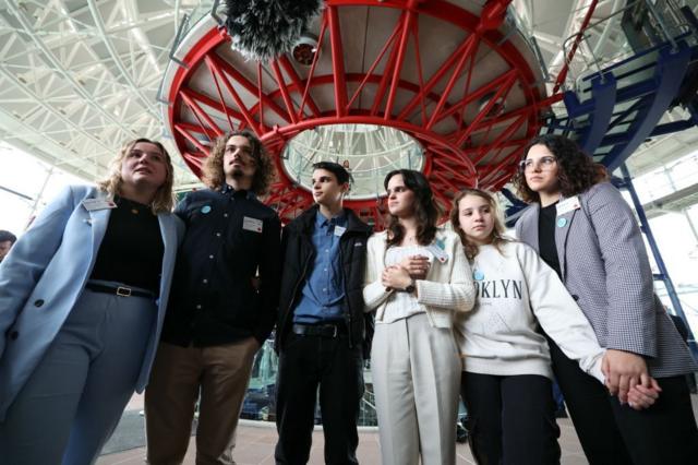 Los seis jóvenes portugueses que presentaron una demanda tras el anuncio de las decisiones tras una audiencia del Tribunal Europeo de Derechos Humanos.