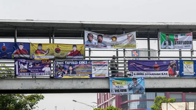Alat peraga kampanye di Salemba, Jakarta Pusat.