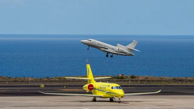 Un avión amarillo en la pista de Tenerife