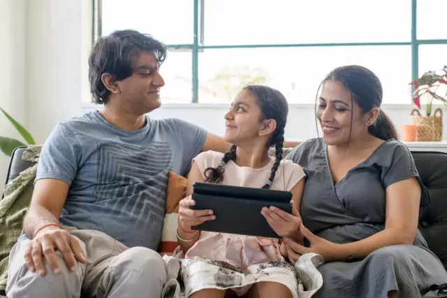 आई-वडील आणि मुलगी 