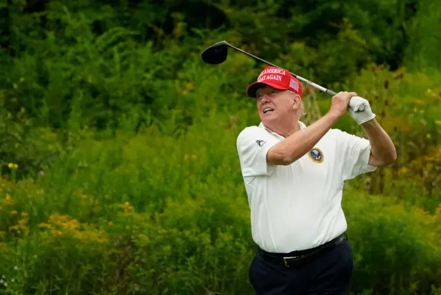 Ông Trump chơi golf ở một trong những sân của mình tại bang New Jersey vào năm  2023
