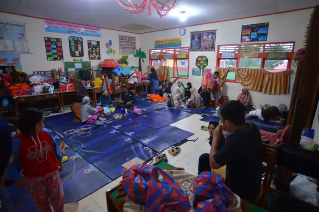 Sejumlah pengungsi banjir bandang berada di SDN 08 Kubang Duo Koto Panjang, Nagari Bukik Batabuah, Agam, Sumatera Barat, Minggu (12/05/2024). 