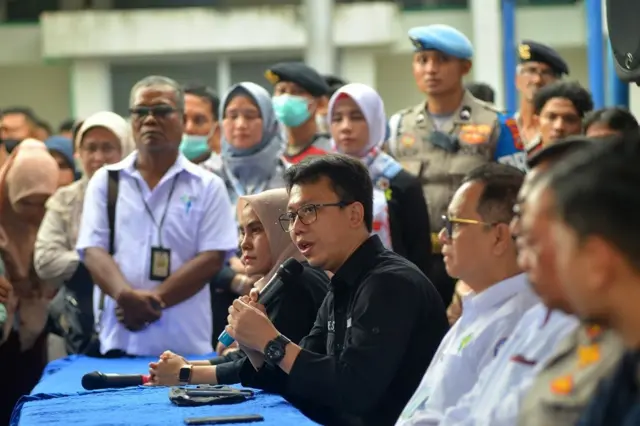 Ketua Tim Forensik Ade Firmansyah Sugiharto (kedua kiri) menyampaikan keterangan saat jumpa pers pascaautopsi ulang jasad Afif Maulana di Instalasi Forensik RSUP M Djamil Padang, Sumatera Barat, Kamis (8/8/2024).
