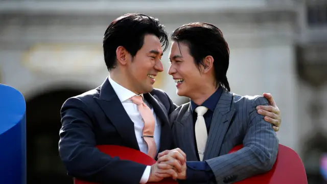 မြို့တော် ဘန်ကောက်က အစိုးရအိမ်တော်မှာ ဇွန်လ ၁၈ ရက်တုန်းက ပြုလုပ်တဲ့ တန်းတူလက်ထပ်ထိမ်းမြားခွင့် ဥပဒေ အောင်မြင်မှုအထိမ်းအမှတ်ပွဲမှာ ပါဝင်နေကြတဲ့ ထိုင်းစုံတွဲ