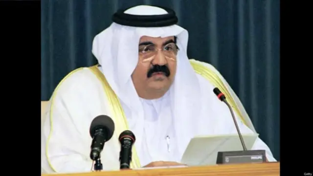 الشيخ حمد في عام 1999 وهو يلقي خطاباً أمام لجنة مكونة من 32 عضواً لمناقشة كتابة أول مشروع للدستور في تاريخ البلاد، وأمهل الشيخ أعضاء اللجنة ثلاث سنوات لتقديم الاقتراحات حول مسودة الدستور الجديد. واعتبرت هذه الخطوة الأولى تجاه تطبيق الديمقراطية في قطر، وتمت الموافقة بالفعل على مسودة الدستور في عام 2003 بعد التصويت عليها.