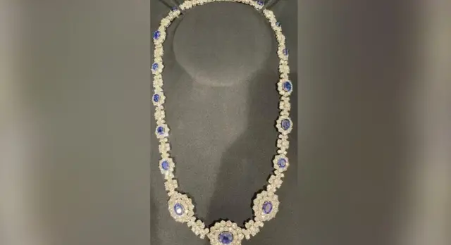 Украшенное бриллиантами и крупными сапфирами колье в числе похищенных ценностей