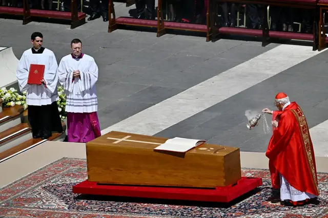 Le cardinal Giovanni Battista Re bénit le cercueil.