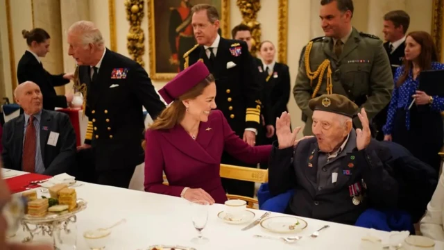 Принцесса Уэльская и ветеран Второй мировой войны за столом
