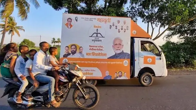 महायुतीच्या प्रचाराची फिरती वाहनं 