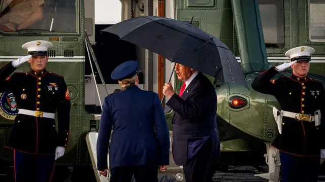 El presidente Donald Trump regresa a Washington D. C. tras su visita a Míchigan, el 27 de julio de 2026, en la Base Conjunta Andrews, Maryland.