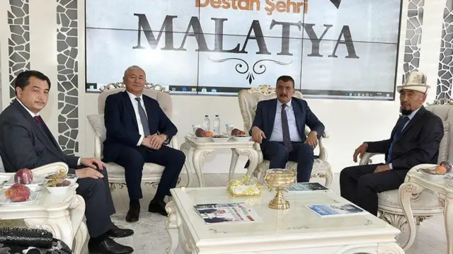 "Кыргыз эл биримдиги" коомдук бирикмесинин аткаруучу төрагасы Аманбай Өмүрзаков, Кыргыз президентинин кеңешчиси Бекбосун Бөрүбашев, Малатия шаарынын мэри Салахиддин бэй жана профессор, РИАнын академиги Закир Азиз. 