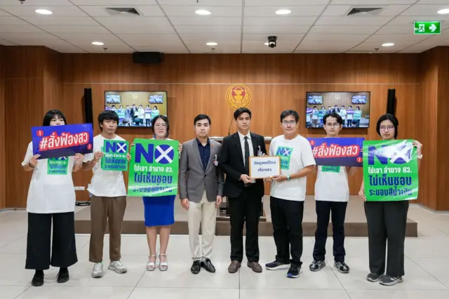 พริษฐ์ วัชรสินธุ ประธานวิปฝ่ายค้าน รับหนังสือและร่วมแถลงข่าวกับภาคประชาชนที่ขอให้ตรวจสอบว่านักการเมืองพรรครัฐบาลเข้าไปมีส่วนร่วมทั้งโดยตรงและโดยสนับสนุนขบวนการโกงเลือก สว. หรือไม่