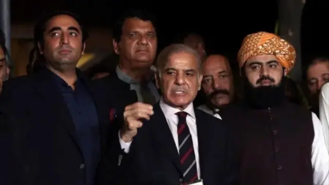 شهباز شریف در میان جمعی دیگر از سیاست‌مداران پاکستانی