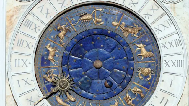 Simbol-simbol zodiak yang tertera pada menara jam di Saint Mark's Square Venice, Italia.