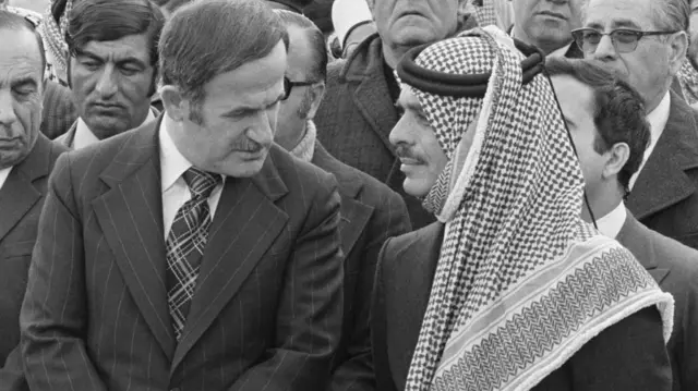 دفنت علياء، زوجة الملك حسين ملك الأردن، قبل غروب الشمس في الحديقة المشجرة بقصر الهاشمي الملكي. حضر مراسم الجنازة الرئيس السوري حافظ الأسد.