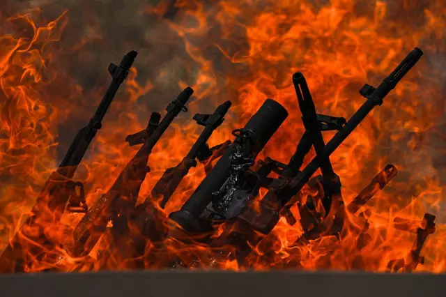 PKK'nın silah bırakma töreninde yakılan silahlar 