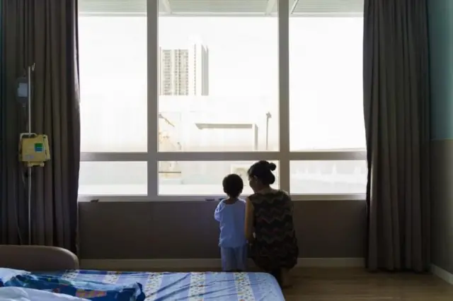 मुलांच्या श्वास घेण्यावर आणि पोटाच्या हालचालींवर लक्ष ठेवल्यामुळे न्यूमोनियाच्या संभाव्य लक्षणांची ओळख पटवता येते